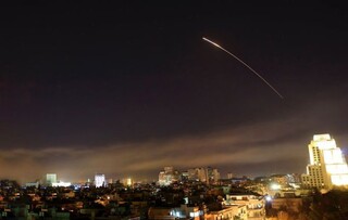 مقابله پدافند موشکی سوریه با تجاوز هوایی رژیم صهیونیستی به منطقه استراتژیک تل‌الحاره