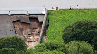 خطرشکستن سد در انگلستان؛ عملیات برای خارج کردن آب در جریان است(+عکس)