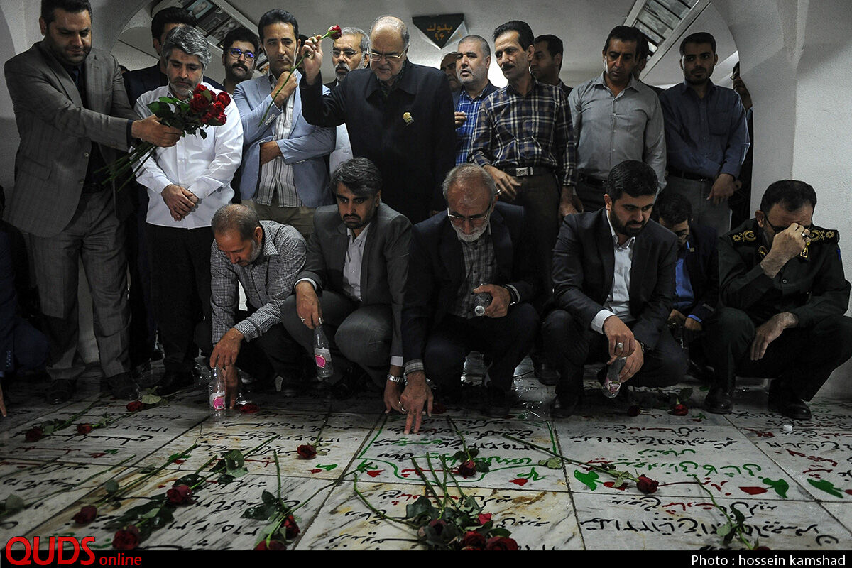 عطر افشانی مزار شهدا در سالروز شهادت شهید صارمی و روز خبرنگار