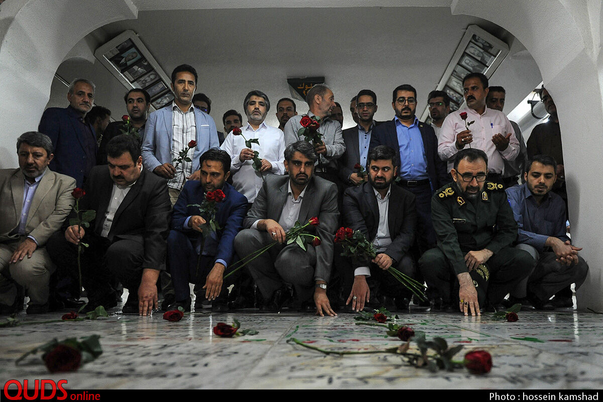 عطر افشانی مزار شهدا در سالروز شهادت شهید صارمی و روز خبرنگار در مشهد