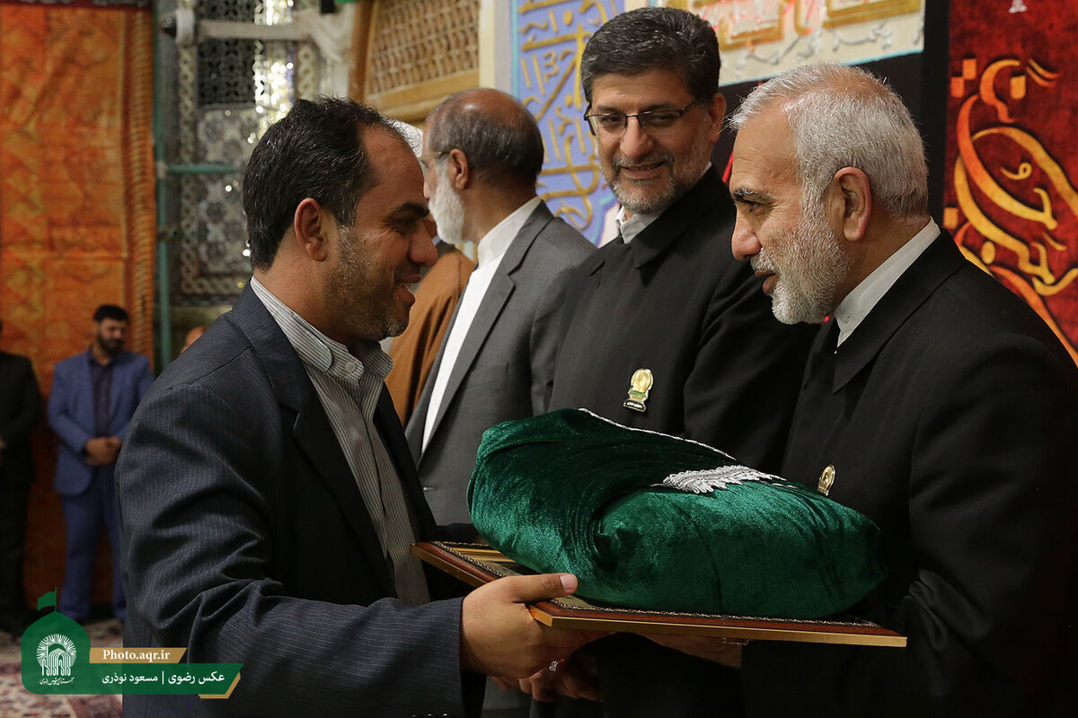 اهدای پرچم عزای حسینی به هیئت‌های مذهبی سراسر کشور در حرم مطهر رضوی
