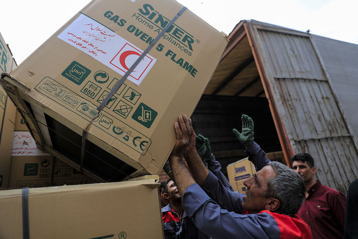 توزیع ۱۰ هزار بسته لوازم خانگی بین سیل‌زدگان 
