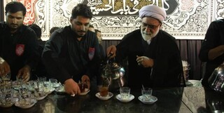 چای‌ریزی تولیت آستان قدس برای عزاداران حسینی