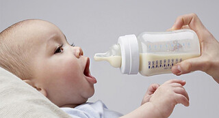 تغذیه نوزاد با شیر مادر در دوران کرونا متوقف نشود