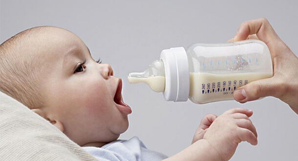 تغذیه نوزاد با شیر مادر در دوران کرونا متوقف نشود