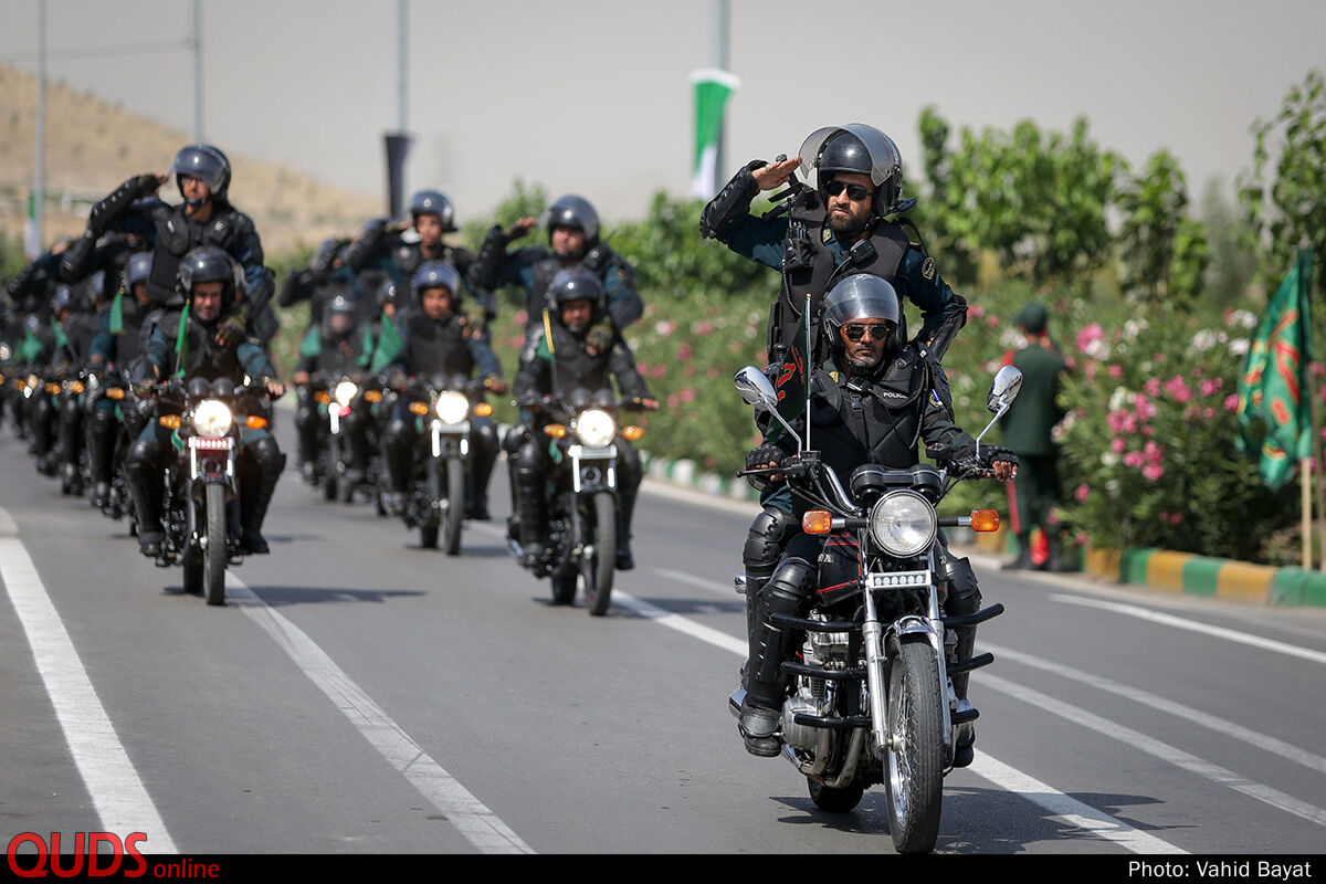 نیروهای مسلح به مناسبت دهه مبارک فجر در مشهد رژه رفتند
