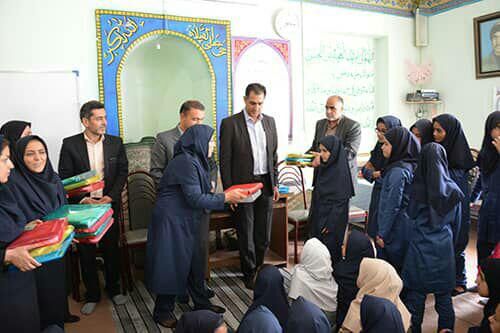 اهدای ۲هزار بسته لوازم التحریر به دانش آموزان حاشیه شهر مشهد 