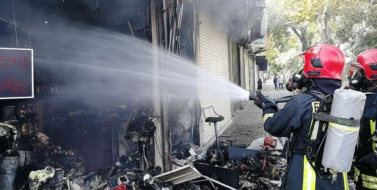 مهار آتش‌سوزی مغازه سم‌فروشی در بلوار قرنی مشهد