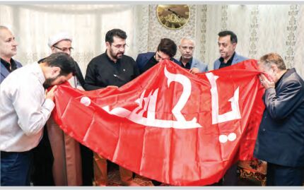 اهدای پرچم متبرک ضریح امام حسین(ع) به خانواده شهید خاوری

