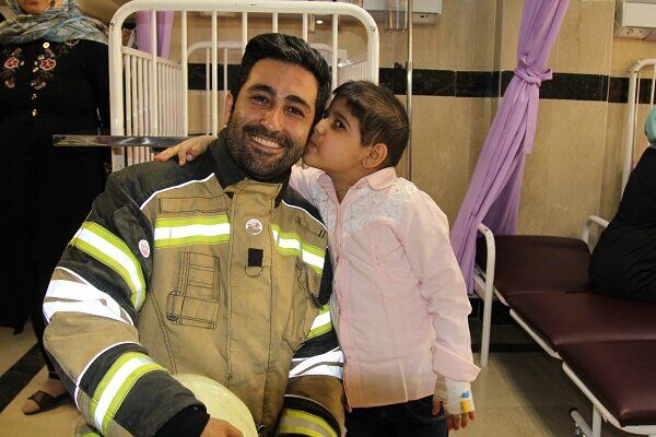 آرزوی کودکان محک در دیدار با قهرمانان آتش‌نشان