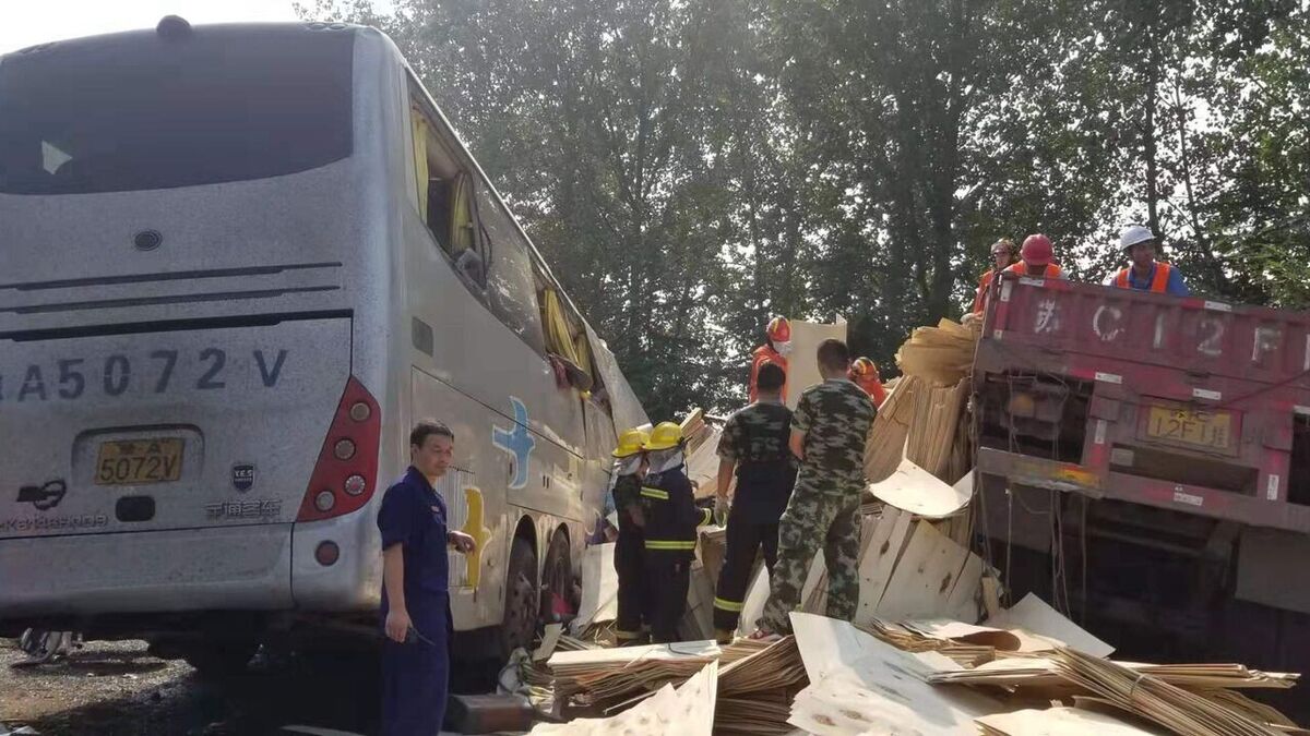 تصادف یک اتوبوس و کامیون در چین ۷۲ قربانی گرفت
