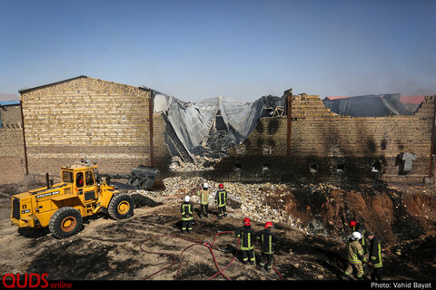 آتش سوزی در انبار کارخانه رنگ در حاشیه شهر مشهد