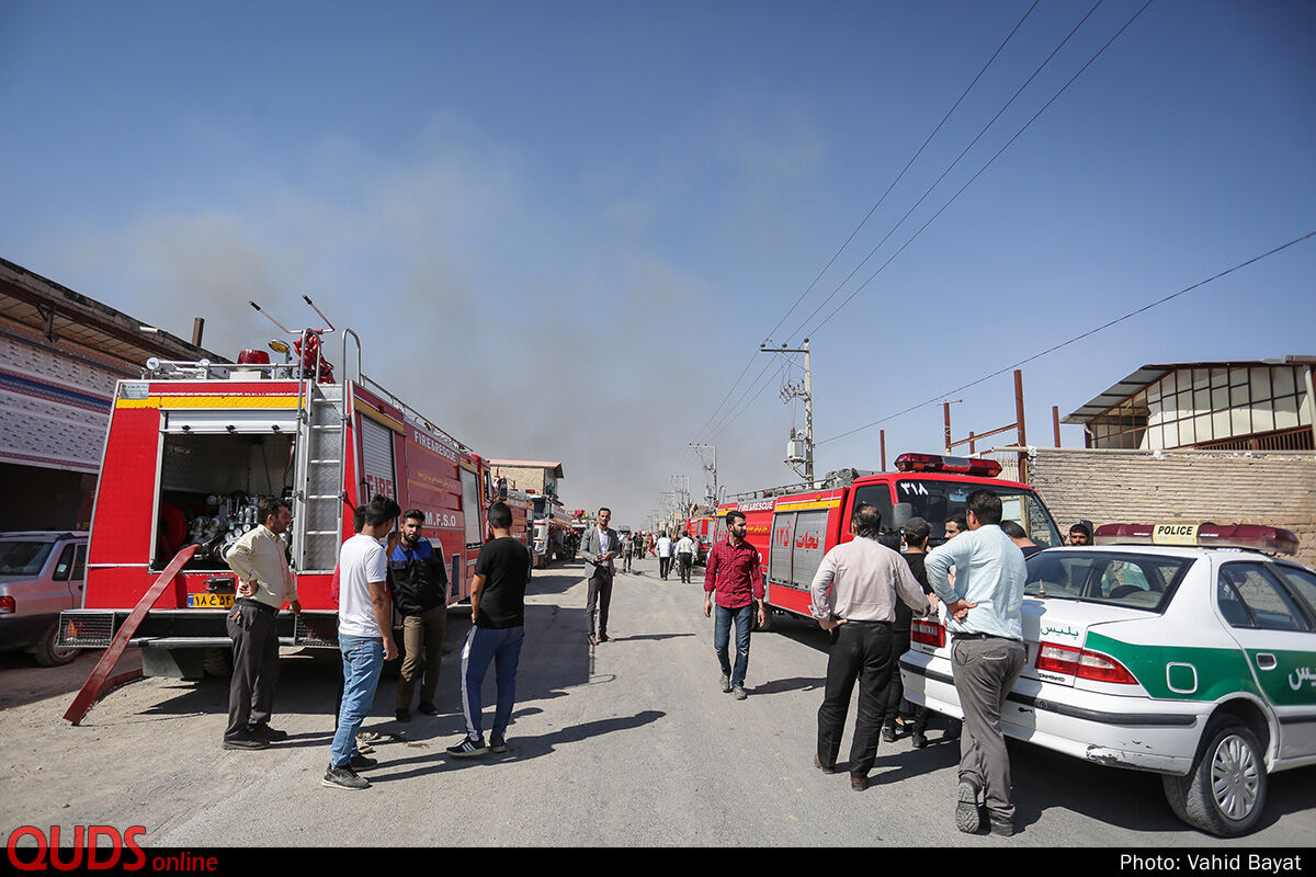آتش سوزی در انبار کارخانه رنگ در حاشیه شهر مشهد