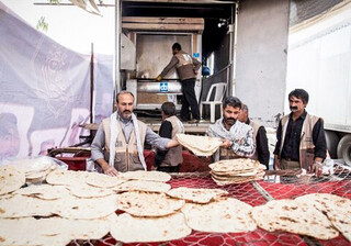 پخت و توزیع روزانه نان برای پذیرایی بیش از ۶هزار زائر