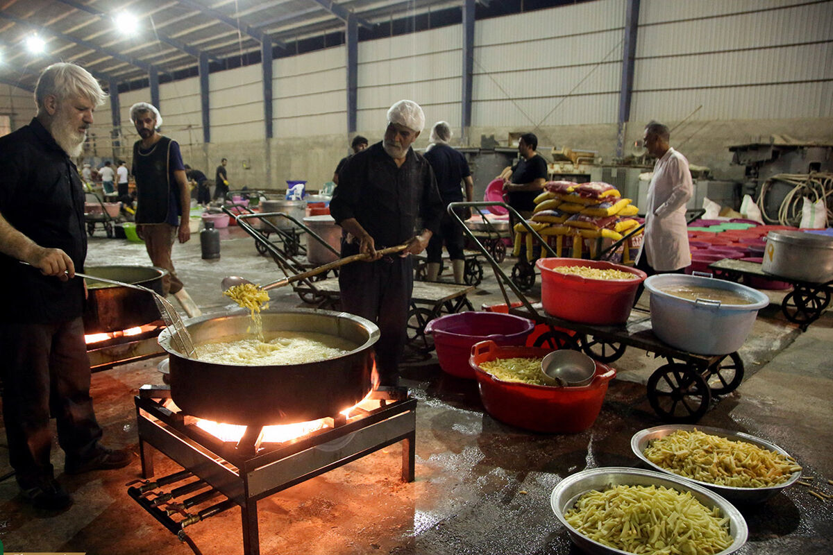 بوشهری ها روزانه ۹۸ هزار پرس غذا در بین زائران توزیع می کنند