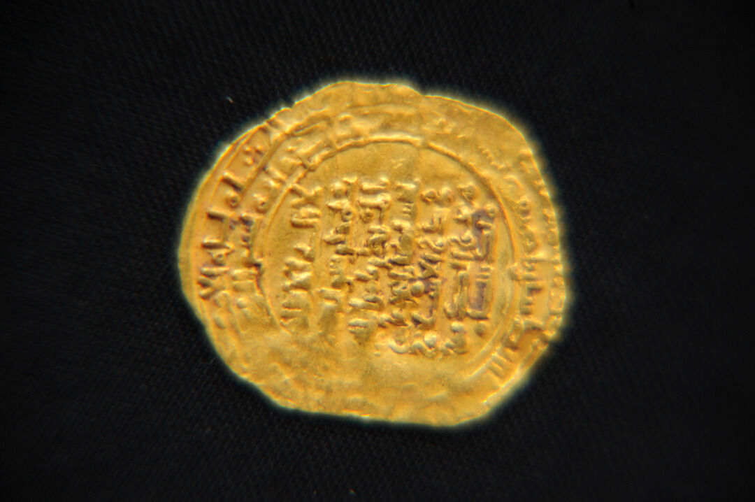 اهدای ۱۳۰ سکه نفیس باستانی به موزه آستان قدس رضوی 