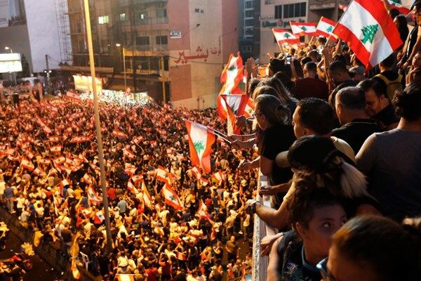 آتش‌زدن دوباره پرچم رژیم صهیونیستی در تظاهرات لبنان + عکس
