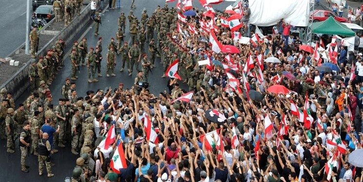 خوشنودی تحلیلگر صهیونیست از بحران در لبنان؛ اعتراض‌ها باید تشدید شود


