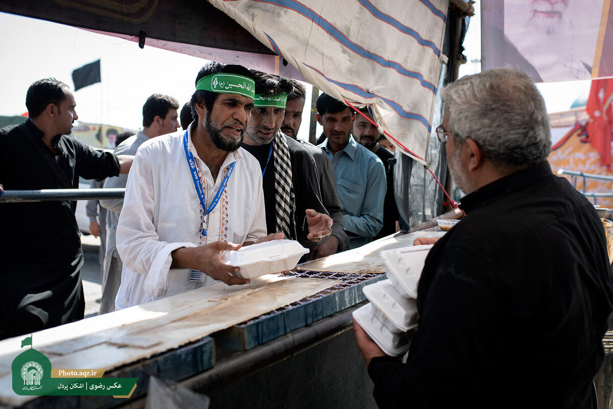 توزیع ۲۲۰ هزار پرس غذای گرم در میان زائران پیاده امام هشتم(ع)