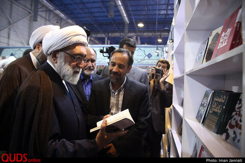 بازدید تولیت آستان قدس رضوی از غرفه های نمایشگاه کتاب مشهد