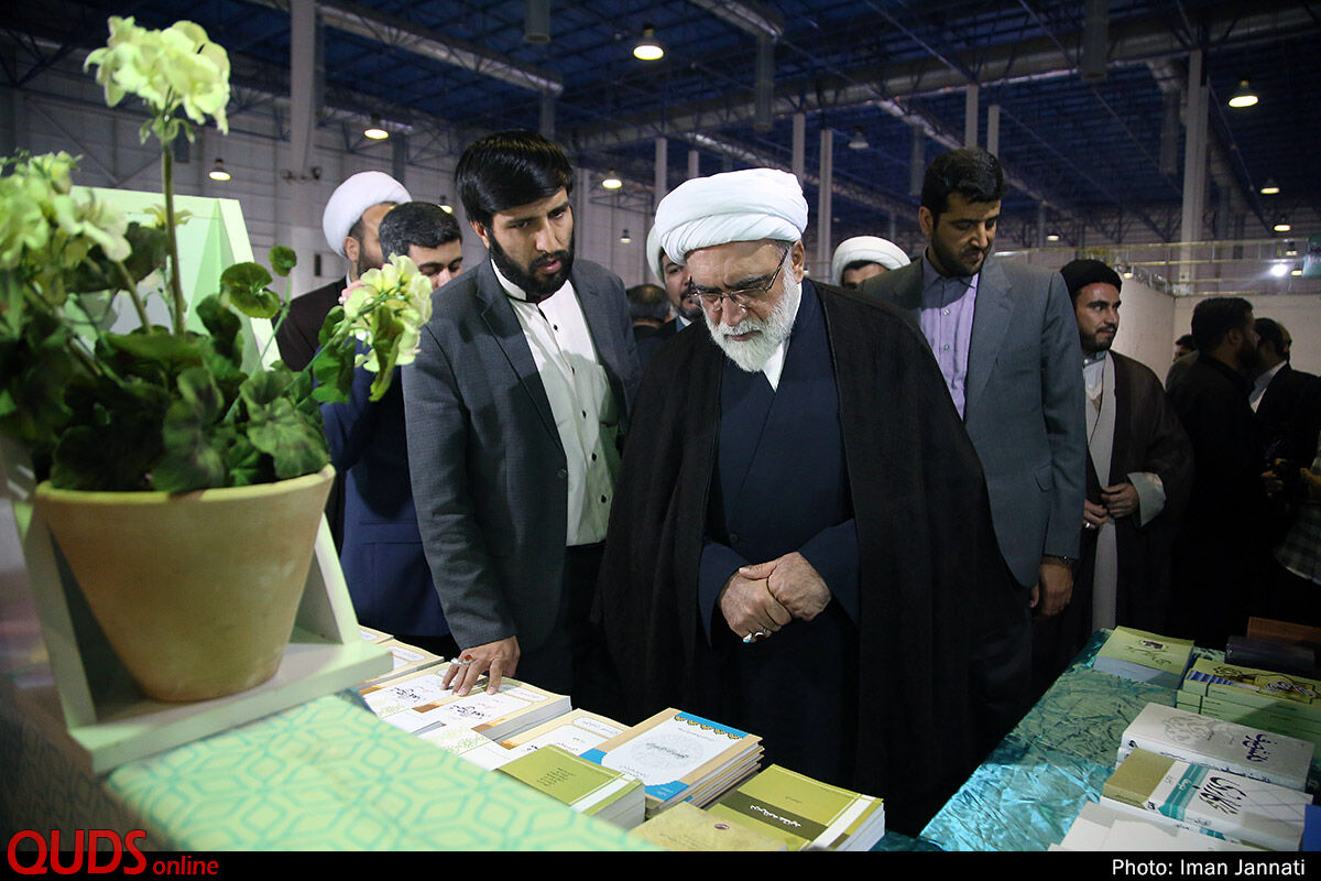 بازدید تولیت آستان قدس رضوی از غرفه های نمایشگاه کتاب مشهد