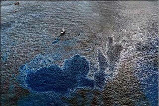 مشاهده لکه بزرگ نفتی در نزدیکی جزیره کیش