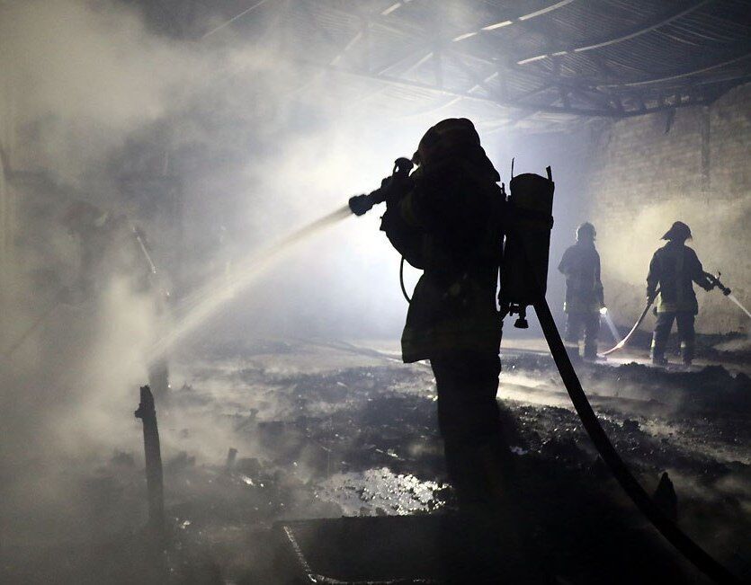 مجتمع تجاری اروند خرمشهر در آتش سوخت/ ۸ نفر مصدوم شدند