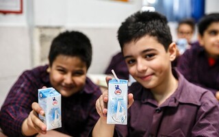 توزیع شیر در مدارس حاشیه شهرهای خراسان رضوی نیازمند کمک خیرین است