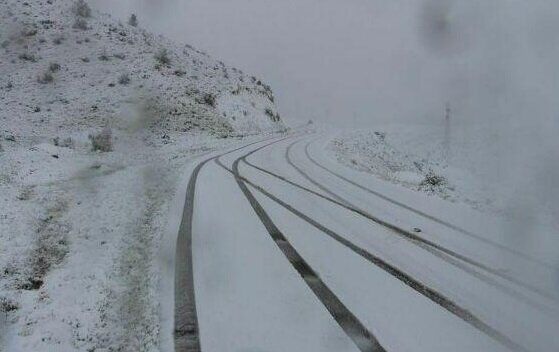 جاده های قزوین با برف و کولاک همراه است 