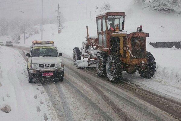 راه ارتباطی ۱۰۰ روستای محاصره در برف در کوهرنگ بازگشایی شد