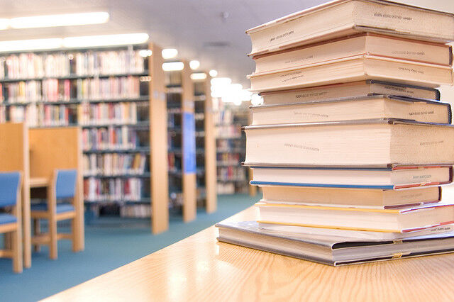 بزرگ‌ترین کتابخانه شهری اسفراین افتتاح شد 