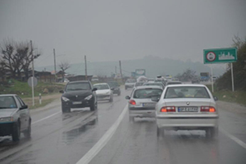 جاده های زنجان بارانی و مه آلود است