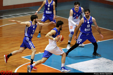 دیدار تیم های بسکتبال آویژه صنعت و نیرو زمینی تهران