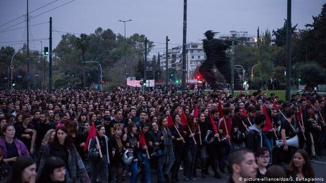 یونانی‌ها در سالگرد قیام ۱۹۷۳ دانشجویان علیه خونتا تظاهرات کردند

