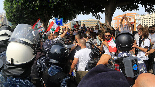 اعتراضات در لبنان ادامه دارد
