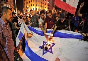 لبنانی‌ها پرچم‌های آمریکا و اسرائیل را آتش زدند
