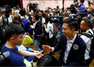 مخالفان در انتخابات شوراهای منطقه‌ای هنگ کنگ پیروز شدند