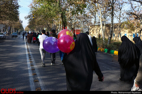 پیاده روی خانوادگی در مشهد