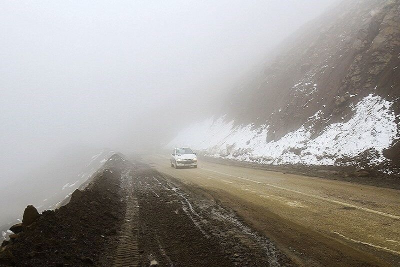 جاده‌های کوهستانی خراسان‌رضوی مه‌آلود است