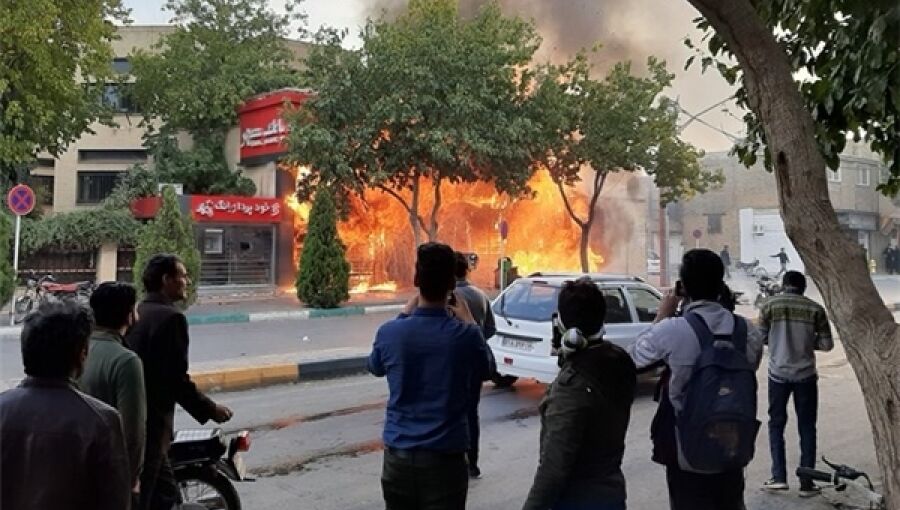 عوامل آتش کشیدن بانک تجارت سه راه سیمین دراصفهان دستگیر شدند 