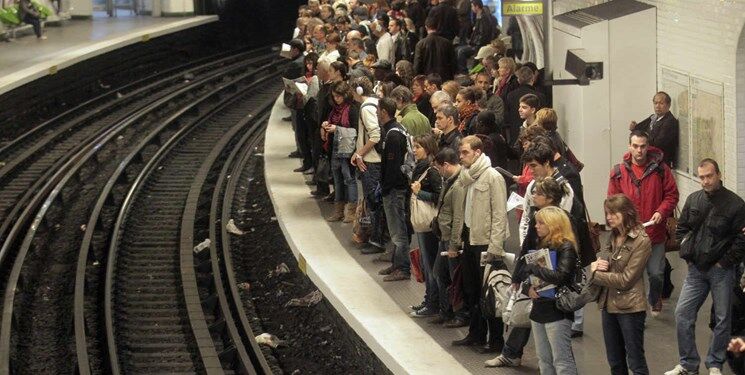 تداوم اعتصاب خطوط حمل و نقل عمومی دوشنبه پاریس را سیاه کرد