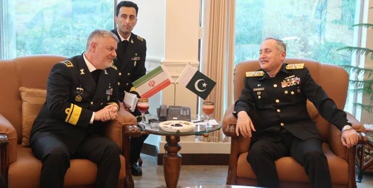 دیدار فرماندهان نیروی دریایی ایران و پاکستان/ خانزادی: بنادر چابهار و گوادر تقویت‌کننده یکدیگر هستند
