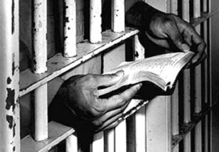 آزادی زندانی کتابخوان نیشابوری