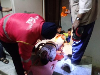 نجات کودک سقوط کرده در داخل چاله آسانسور در نیشابور