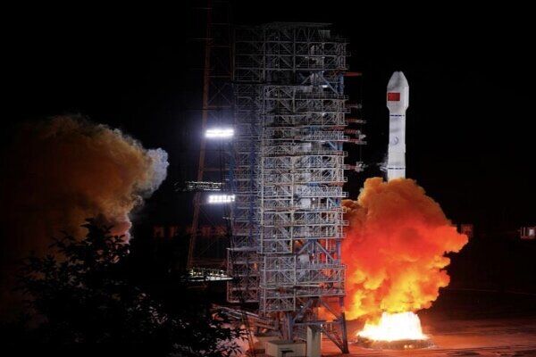 چین یک ماهواره ۸ تنی به فضا پرتاب کرد