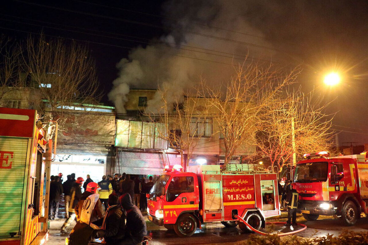 مهار آتش سوزی شدید فروشگاه لوازم بهداشتی و ساختمانی در مشهد 