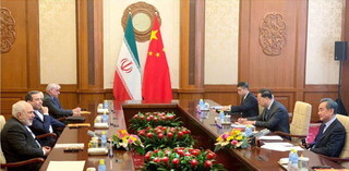 ظریف وارد پکن شد/ دور نخست گفت‌وگو با وزیر خارجه چین