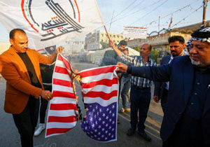 سفارت آمریکا در محاصره آتش خشم عراقی‌ها/ ۶۰ نفر از تشییع کنندگان پیکرهای شهدا با گلوله نیروهای آمریکایی زخمی شدند+تصاویر

