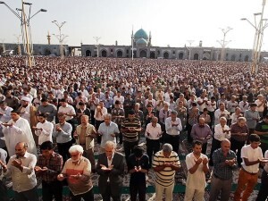 اقامه نماز ظهر عزاداران در خیابانهای منتهی به حرم مطهر رضوی در مشهد