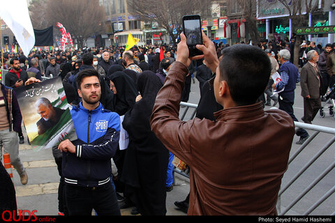درحاشیه حضور اقشار مختلف مردم مشهد در آغازمراسم تشییع سردارسلیمانی